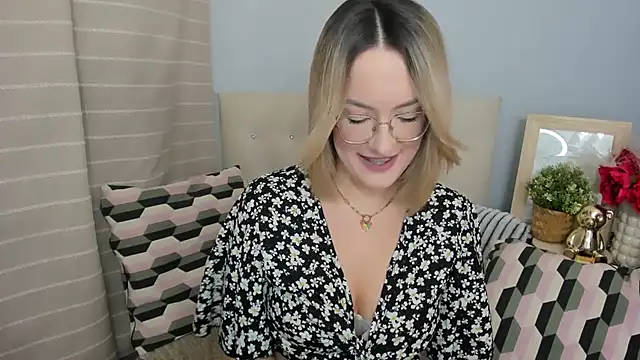 MollyFlowers online show from March 2026 06:08:01 PM