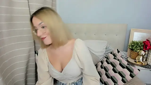 MollyFlowers online show from March 2026 08:05:02 PM