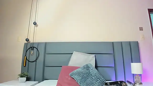 NoraDasilva online show from September 2025 11:00:02 PM