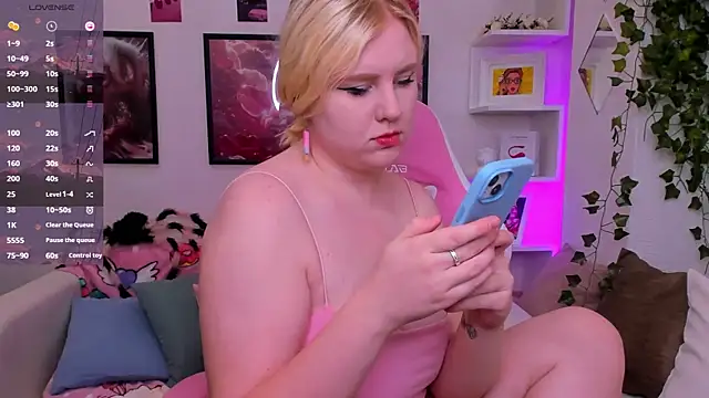 Snapshot of art_lovee chatting on September 2025 01:23:01 AM art lovee online show from September 2025 01:23:01 AM