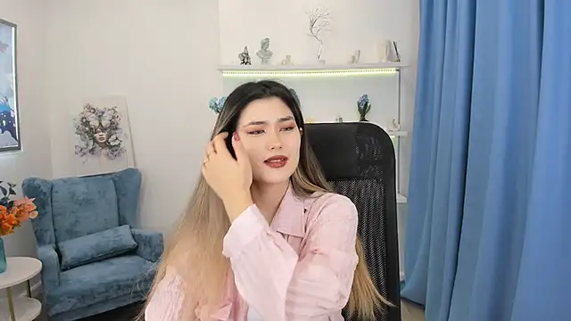 AnneTLi online show from November 2025 03:21:02 AM