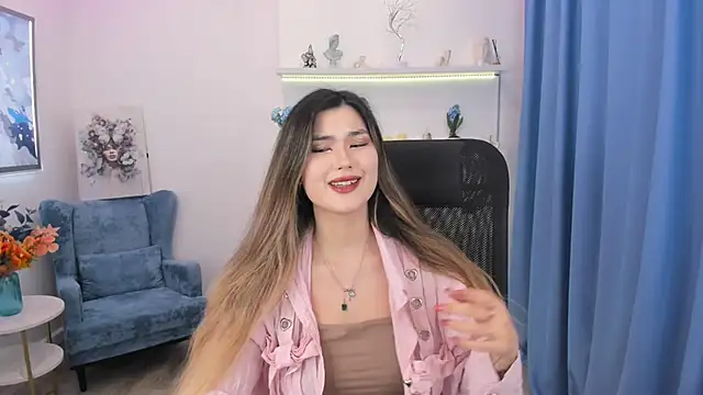 AnneTLi online show from November 2025 07:36:01 PM