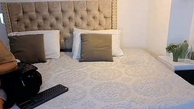 KeryHillson online show from January 2026 01:26:02 PM