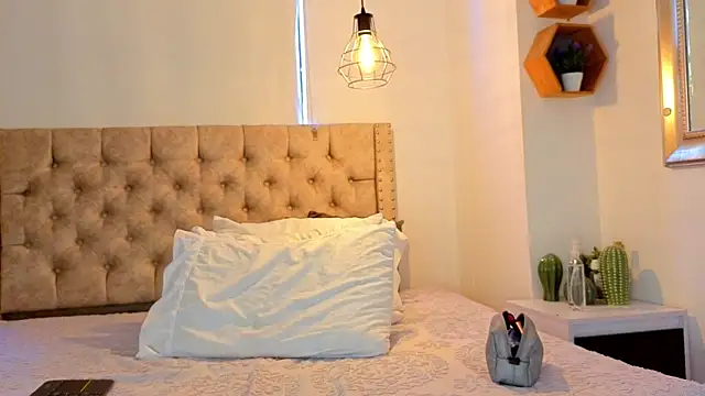 KeryHillson online show from April 2026 02:12:02 PM