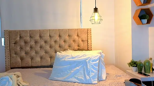 KeryHillson online show from January 2026 01:15:01 PM