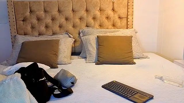 KeryHillson online show from December 2025 12:05:01 PM