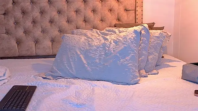 Snapshot of KeryHillson chatting on December 2025 01:06:02 PM KeryHillson online show from December 2025 01:06:02 PM