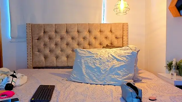 KeryHillson online show from February 2026 12:50:02 PM