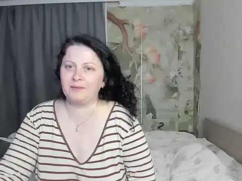 Snapshot of Lillian2 chatting on May 2026 06:19:01 PM Lillian2 online show from May 2026 06:19:01 PM
