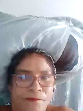 Snapshot of Delicy1 chatting on February 2025 04:33:02 PM Delicy1 online show from February 2025 04:33:02 PM