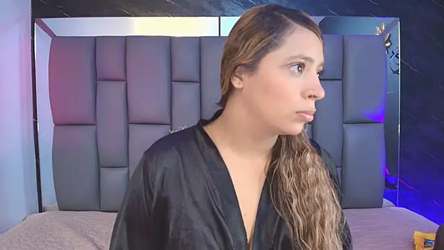 Snapshot of _MiaBrown_ chatting on October 2025 12:06:02 PM MiaBrown online show from October 2025 12:06:02 PM
