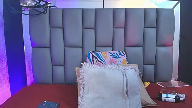 Snapshot of _MiaBrown_ chatting on September 2025 12:05:02 PM MiaBrown online show from September 2025 12:05:02 PM