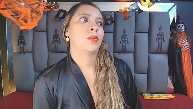 Snapshot of _MiaBrown_ chatting on October 2025 12:15:02 PM MiaBrown online show from October 2025 12:15:02 PM
