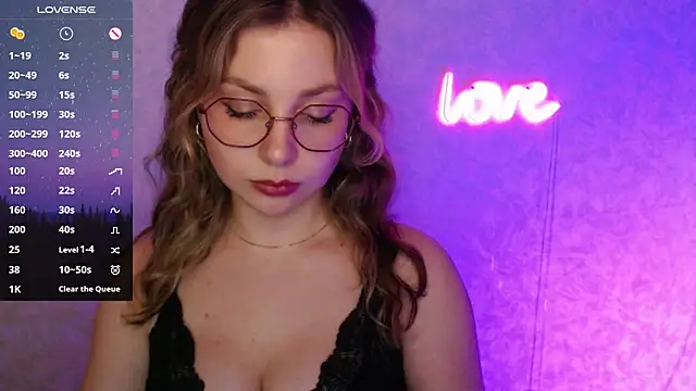 Snapshot of Leah_Reed chatting on February 2025 02:27:02 PM Leah Reed online show from February 2025 02:27:02 PM