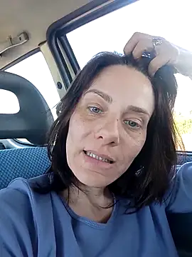 Emyly83 online show from April 2026 01:18:02 PM