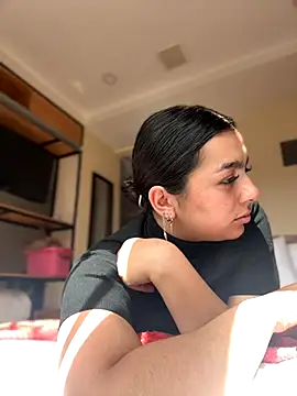 Nicollemays online show from November 2025 02:32:02 PM