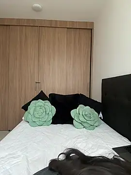 Nicollemays online show from April 2026 01:05:02 PM