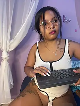 Snapshot of Aleja_DANS chatting on April 2026 08:06:01 PM Aleja DANS online show from April 2026 08:06:01 PM