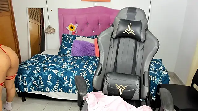 Snapshot of Kitty_19_ chatting on January 2025 01:31:02 AM Kitty 19 online show from January 2025 01:31:02 AM