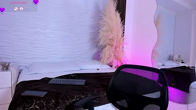 CamileHolmes online show from April 2026 05:20:01 AM