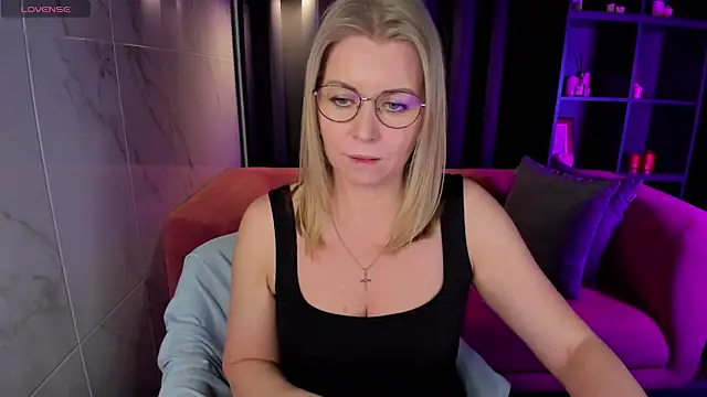 Annie Light online show from March 2025 12:01:02 PM