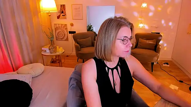 Annie Light online show from March 2026 06:09:02 AM