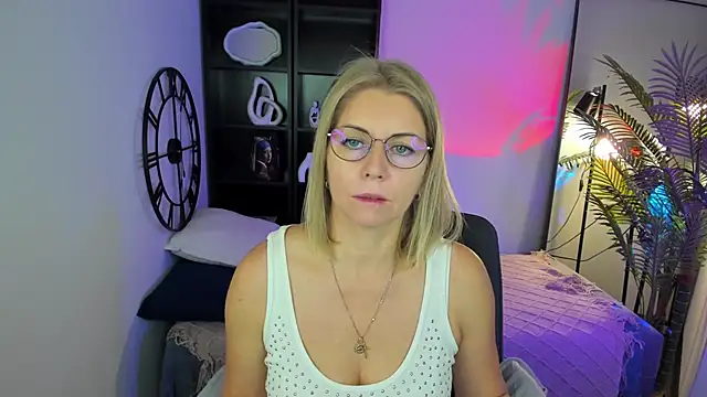 Annie Light online show from September 2025 05:39:02 AM