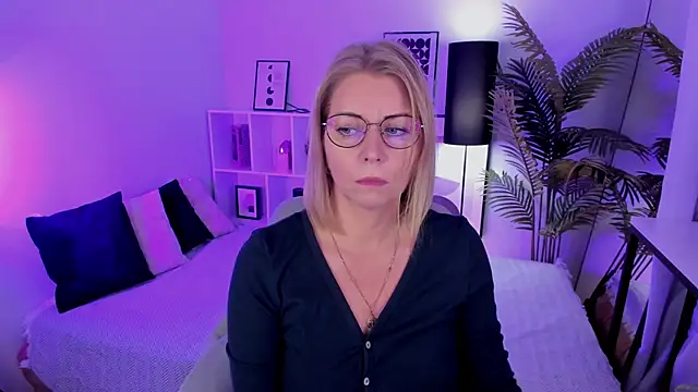 Annie Light online show from October 2025 01:34:01 PM