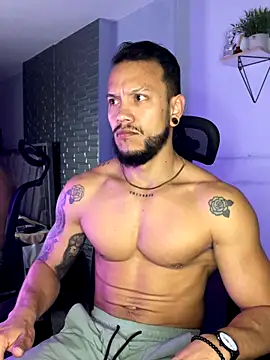 ARON TAYLER01 online show from November 2025 10:32:02 AM