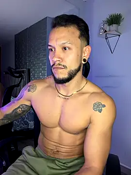 ARON TAYLER01 online show from December 2025 10:39:01 AM