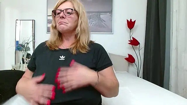 YulliaMilf online show from November 2025 03:16:02 PM