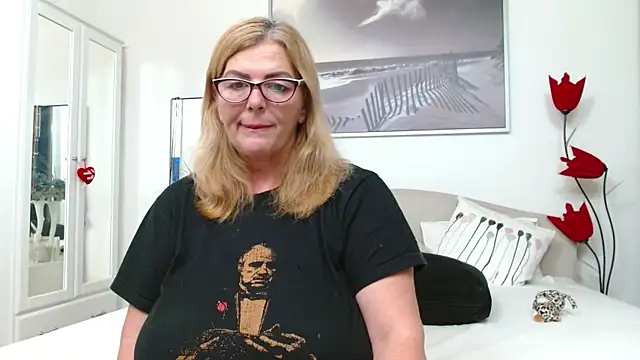 YulliaMilf online show from November 2025 06:41:02 PM