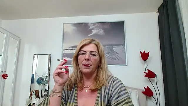 YulliaMilf online show from November 2025 06:45:02 PM