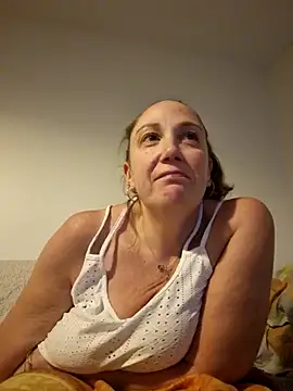 Snapshot of Wisie_Cutie chatting on October 2025 11:00:02 PM Wisie Cutie online show from October 2025 11:00:02 PM