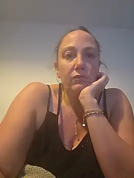 Snapshot of Wisie_Cutie chatting on May 2026 11:21:02 PM Wisie Cutie online show from May 2026 11:21:02 PM
