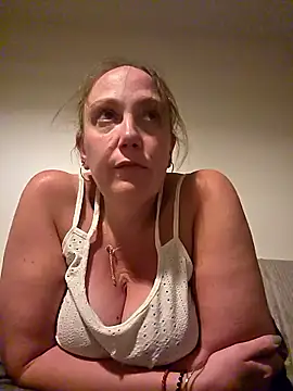 Wisie Cutie online show from April 2026 09:30:01 PM