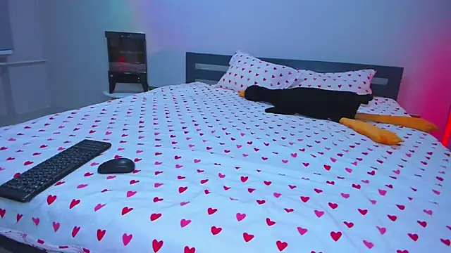 TishaLove online show from November 2025 04:33:02 PM