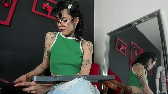 Snapshot of trinitty chatting on January 2025 04:39:02 PM trinitty online show from January 2025 04:39:02 PM