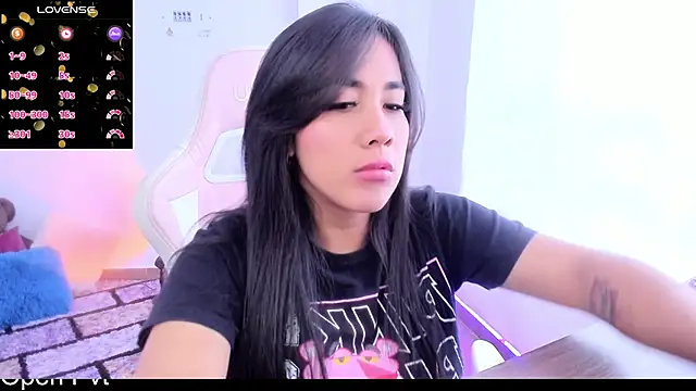 Snapshot of KAROLIVONNE chatting on December 2024 05:51:02 PM KAROLIVONNE online show from December 2024 05:51:02 PM