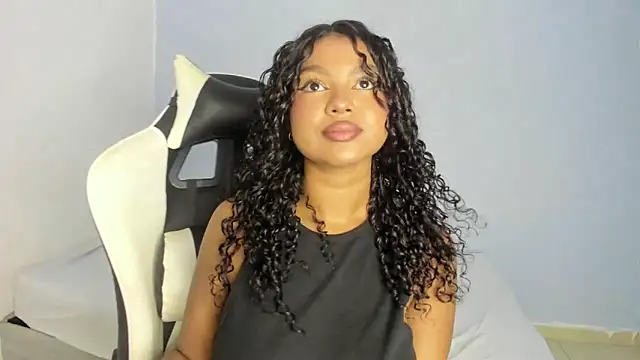 Snapshot of chloe_ebony_ chatting on January 2025 08:54:01 PM chloe ebony  online show from January 2025 08:54:01 PM