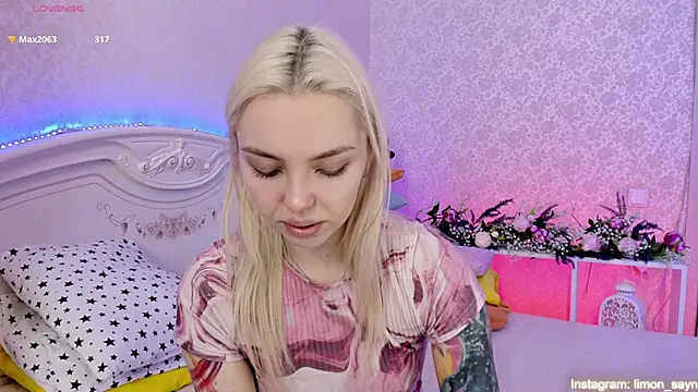 Snapshot of LillyMoure_ chatting on March 2025 02:52:01 AM LillyMoure online show from March 2025 02:52:01 AM