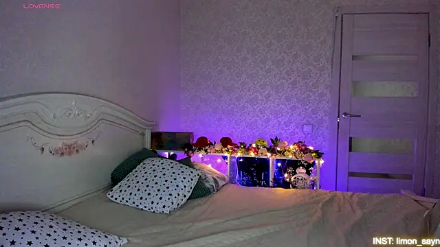 LillyMoure  online show from May 2026 11:46:02 PM