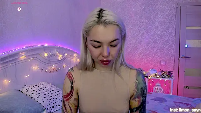 Snapshot of LillyMoure_ chatting on November 2025 11:31:01 PM LillyMoure online show from November 2025 11:31:01 PM