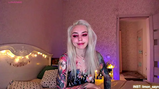 Snapshot of LillyMoure_ chatting on June 2026 02:24:02 AM LillyMoure online show from June 2026 02:24:02 AM