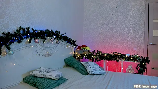 Snapshot of LillyMoure_ chatting on January 2026 11:31:02 PM LillyMoure online show from January 2026 11:31:02 PM