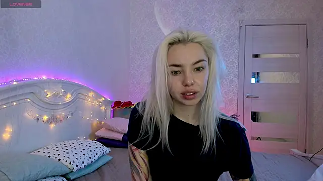 Snapshot of LillyMoure_ chatting on October 2025 11:16:02 PM LillyMoure online show from October 2025 11:16:02 PM