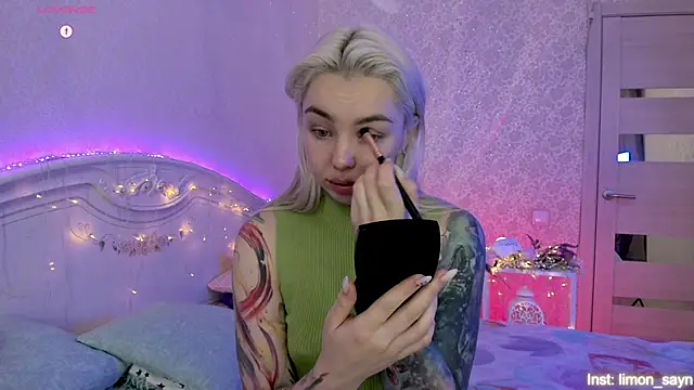 Snapshot of LillyMoure_ chatting on November 2025 11:21:02 PM LillyMoure online show from November 2025 11:21:02 PM