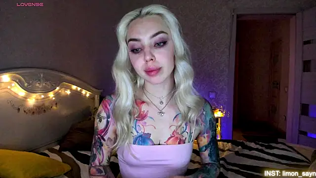 Snapshot of LillyMoure_ chatting on June 2026 11:22:02 PM LillyMoure online show from June 2026 11:22:02 PM
