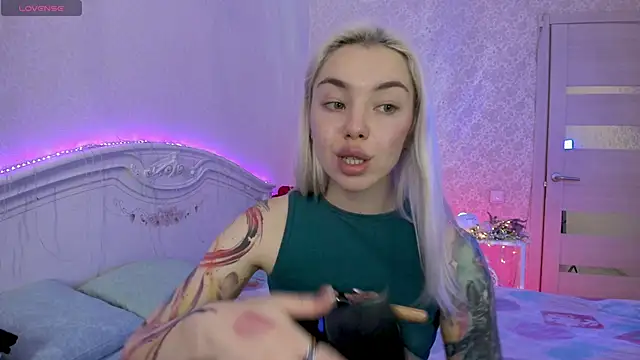 Snapshot of LillyMoure_ chatting on November 2025 12:14:01 AM LillyMoure online show from November 2025 12:14:01 AM