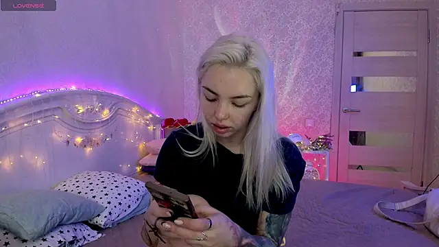 Snapshot of LillyMoure_ chatting on September 2025 11:22:01 PM LillyMoure online show from September 2025 11:22:01 PM